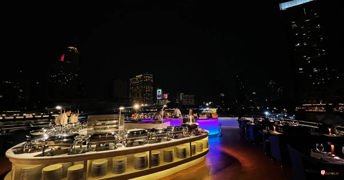 บริเวณจุดตักอาหารบนเรือดินเนอร์เจ้าพระยา The Opulence